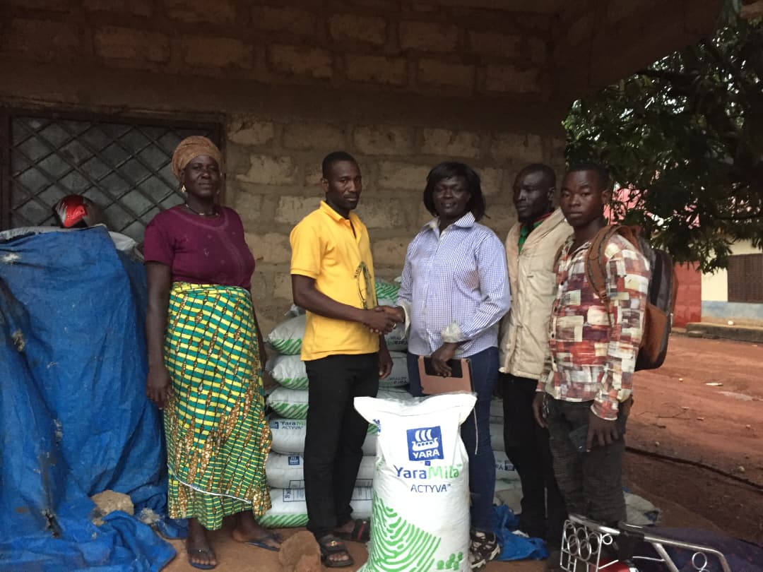 Dajrim team distributing fertilizer to rural farmers